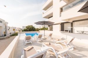 Adna luxury apartment with a pool