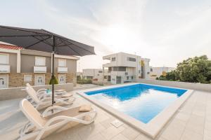 Adna luxury apartment with a pool