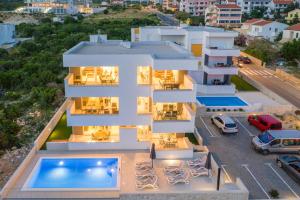 Adna luxury apartment with a pool