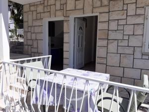 Apartment in Omiš with sea view, balcony, Wi-Fi (161-3)