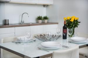 Deluxe One-Bedroom Apartment with Balcony (no parking) room in Apartamenty Apartinfo Waterlane