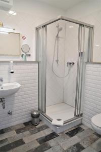 Doppelzimmer mit und ohne Klimaanlage (Check-In max. 20h/08:00p.m.) room in Zimmer for you