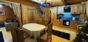 Gostynniy Dvir in Forest Коттеджи