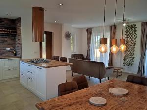 Casa di Marko-NEW MODERN RUSTIC HOUSE with pool AND SPACIOUS GARDEN!