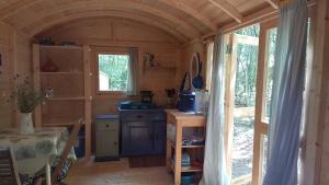 Maisons de vacances Lovely 2-Bed shepherds hut in a Forest : photos des chambres