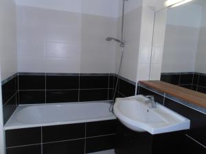 Appartements Adartza - Bien moderne avec grand balcon et parking : Appartement