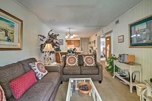 Walk to Beach Isle of Palms Condo with Pool Access!