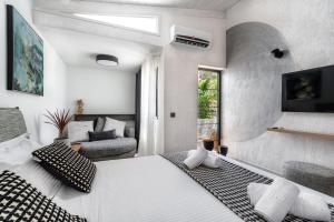 HALO Ligaria Suite 100m next to the beach with private pool