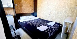 SUB HEL. Budżetowe pokoje w domu z basenem. Wokół domu tylko natura. Balkon zbyteczny.