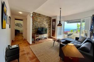 Beautiful House with splendid sea views, Calaiza Beach