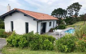 Villa avec piscine privée, vue sur mer et plage à pied 800m