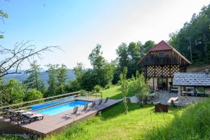 Rustic retreat with pool počitnice na kozolcu 