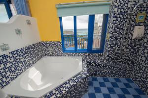 Phòng Deluxe Giường Đôi Với Ban Công và Tầm Nhìn Ra Biển (Deluxe Double Room with Balcony and Sea View)