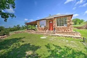 Enchanting Hilltop Cottage in Medicine Park! - Olustee