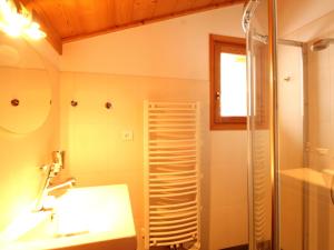 Chalet 8 pers, 3 ch + mezzanine, au pied des pistes, WIFI, PARKING - FR-1-572-33