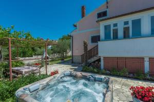 Ferienhaus Zora with Whirlpool 