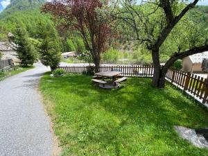 Appartements LA GENTIANE Bel appartement avec grande terrasse dans vieille ferme de montagne renovee : photos des chambres