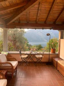 Casa Intignano - Camera con bagno e portico vista lago