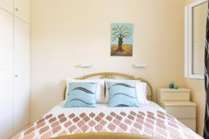 Villa Amorossa with Garden View & Shared Pool by Konnect, Roda Corfu