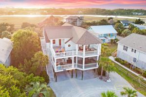 obrázek - The Spyglass Elegant Beachfront Escape with Wrap-Around Porches