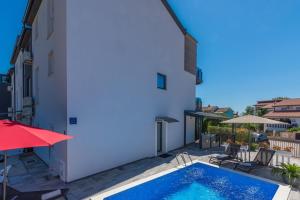 Apartment Vedran with Pool