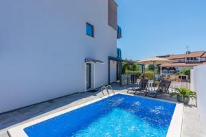 Apartment Vedran with Pool