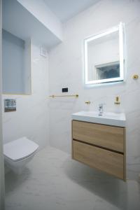 Luxury Promenada Apartment - Frontal Beachfront Mamaia Nord