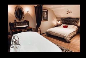 Appartement romantique parisien, baignoire rétro au pied du lit