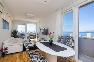 Deluxe apartment Beni Makarska, 4 person SEA VIEW