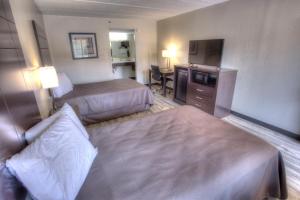 Double Room with Two Double Beds - Smoking room in Budgetel Inn and Suites Plus Helen