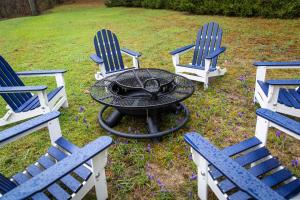 Cedar Creek Cottage Close to Downtown Traverse City Beaches and the TART Trail