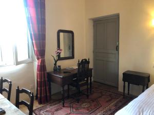 B&B / Chambres d'hotes Ancien hotel aux moines Pierrefitte St Lo : photos des chambres