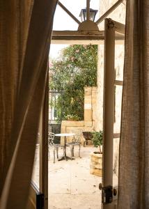 Maisons d'hotes LA FUGUE -Demeure historique situee dans un chateau fort -Proche de UZES et NIMES : photos des chambres