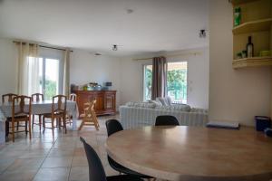 Villas VILLA FAMILIALE, PISCINE, VUE IMPRENABLE -en ete la location est de samedi a samedi- : photos des chambres