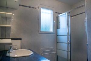 Villas VILLA FAMILIALE, PISCINE, VUE IMPRENABLE -en ete la location est de samedi a samedi- : photos des chambres
