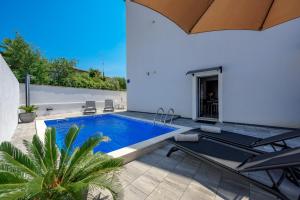 Apartment Vedran with pool, near Porec 