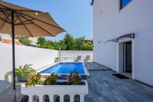 Apartment Vedran with pool, near Porec