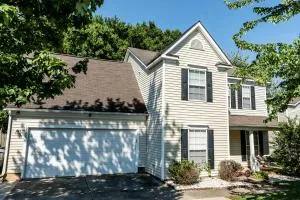 University Escape with hot tub and fire pit - University Place