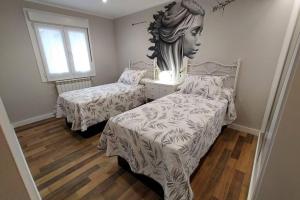 Arte y descanso. Apartamento ubicado al lado del Puerto deportivo, en pleno casco histórico-artístico de Cimadevilla y entre las dos principales playas de Gijón.
