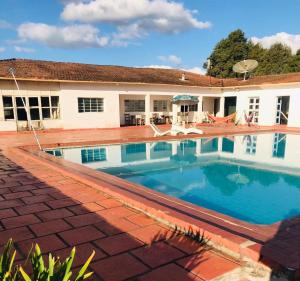 Lazer Campo Piscina 07 qts 4wc km.68 C.Branco