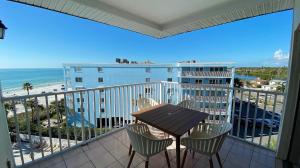 Three-Bedroom Apartment room in Beach Palms by Teeming Vacation Rentals