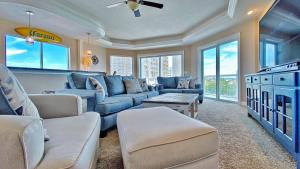 Apartment with Balcony room in Sun West Palms by Teeming Vacatin Rentals