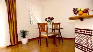 Apartamento con jardín y piscina B