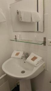 Hotels Hotel Le Britannic - centre gare- : Chambre Familiale Standard