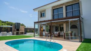 Villa con piscina a pie de playa