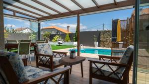 Villa con piscina a pie de playa