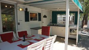 Campings Chalets met buitenkeuken op Camping Lei Suves - JoyCasa : photos des chambres