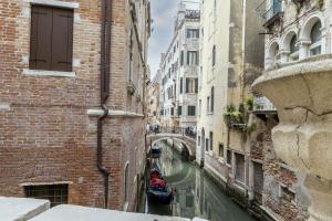 Gondola Luxury - Campo Santi Filippo e Giacomo by Wonderful Italy