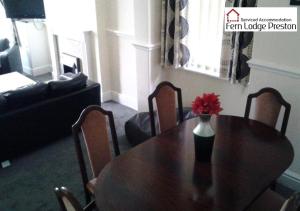 4 Bedroom House at Fern Lodge Preston Serviced Accommodation - Free WiFi & Parking