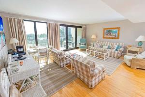 Three-Bedroom Apartment room in Sandpiper A1E OV 3BR3BA wKitchen & Balcony